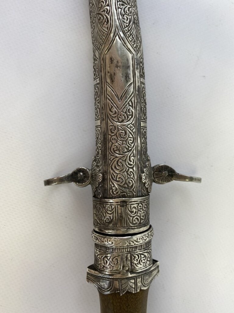 Poignard Marocain KOUMIYA manche bois et étui en argent à décor de rinceaux et…