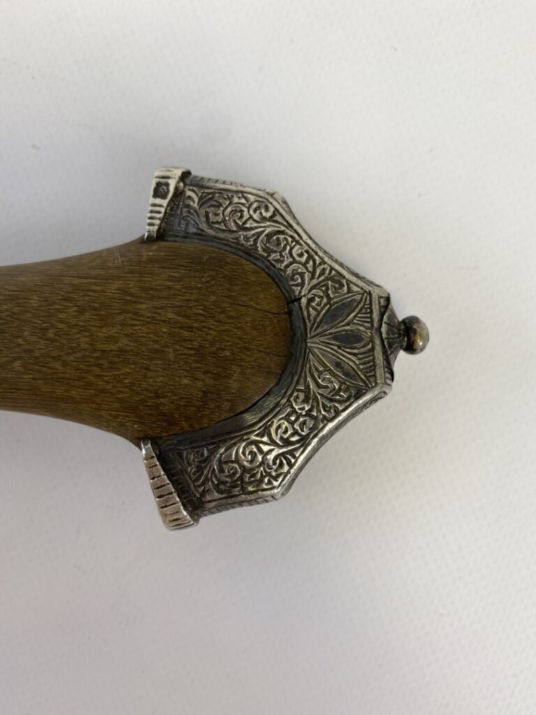 Poignard Marocain KOUMIYA manche bois et étui en argent à décor de rinceaux et…