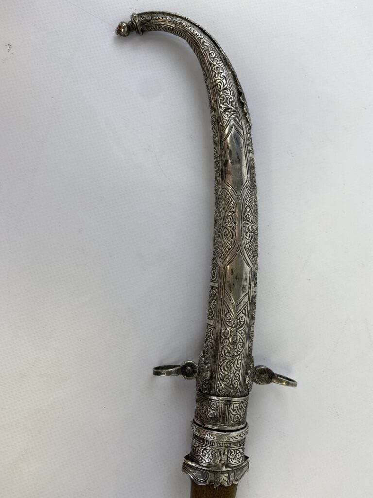 Poignard Marocain KOUMIYA manche bois et étui en argent à décor de rinceaux et…
