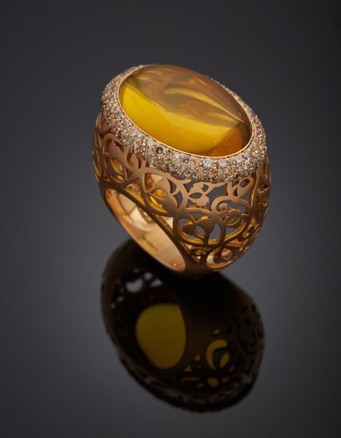 POMELLATO - Importante BAGUE modèle "arabesque" en or rose (750‰) satiné et rep…