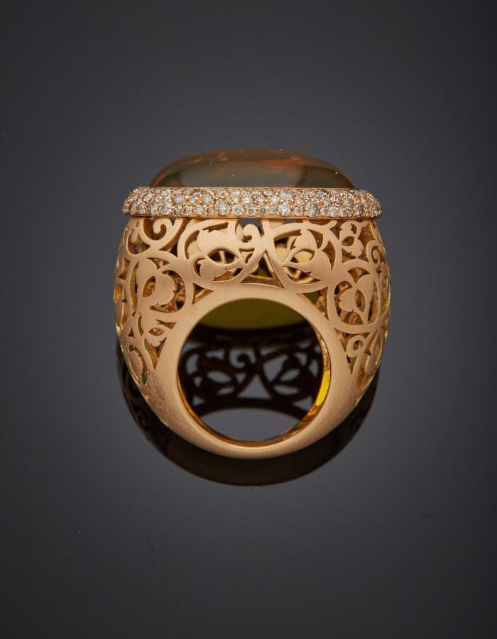 POMELLATO - Importante BAGUE modèle "arabesque" en or rose (750‰) satiné et rep…