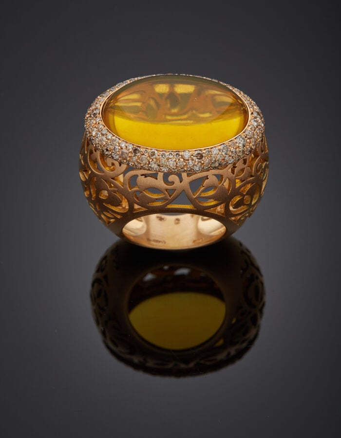 POMELLATO - Importante BAGUE modèle "arabesque" en or rose (750‰) satiné et rep…