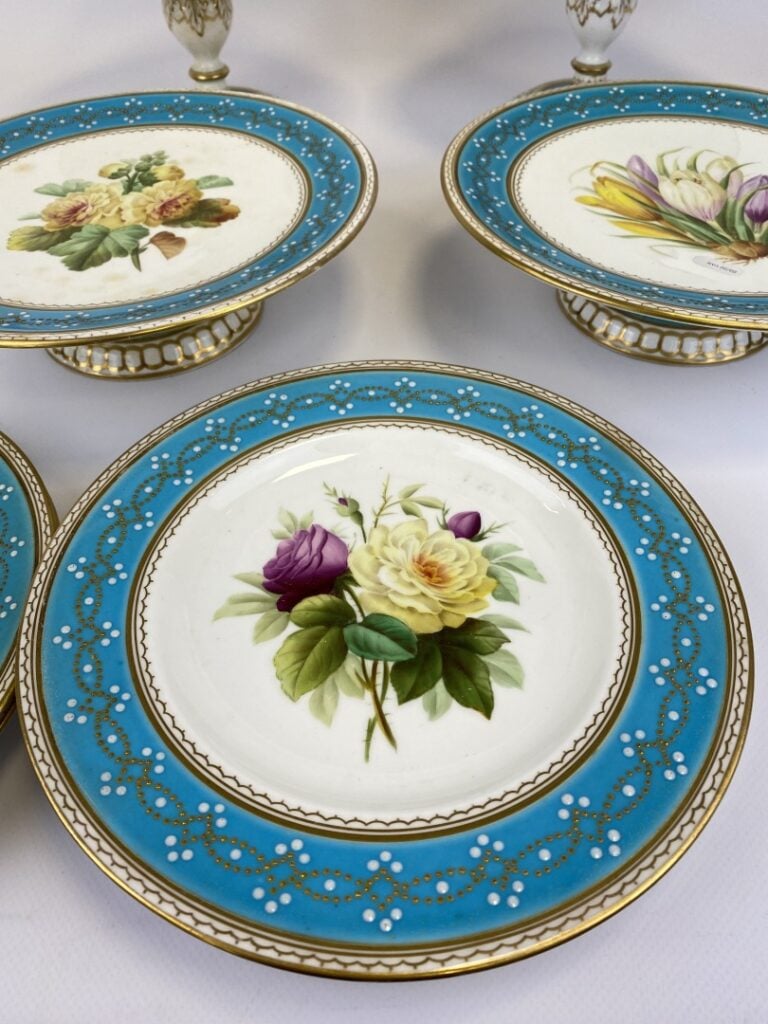 PORCELAINE DE PARIS - Dans le goût de SEVRES 1er tiers du 19ème. - Comprenant d…