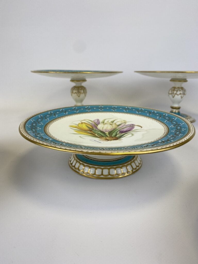 PORCELAINE DE PARIS - Dans le goût de SEVRES 1er tiers du 19ème. - Comprenant d…