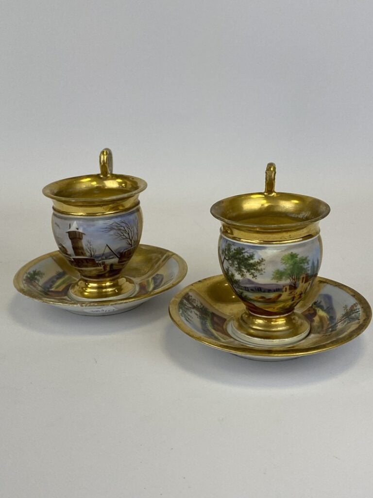 PORCELAINE DE PARIS - Epoque Empire - Paire de tasses en porcelaine de paris à…