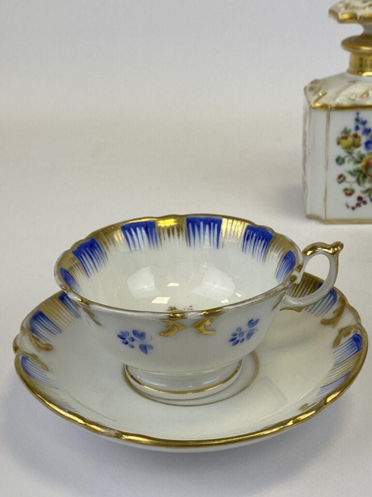 PORCELAINE DE PARIS ET COALPORT - Ensemble de deux tasses à thé en porcelaine d…