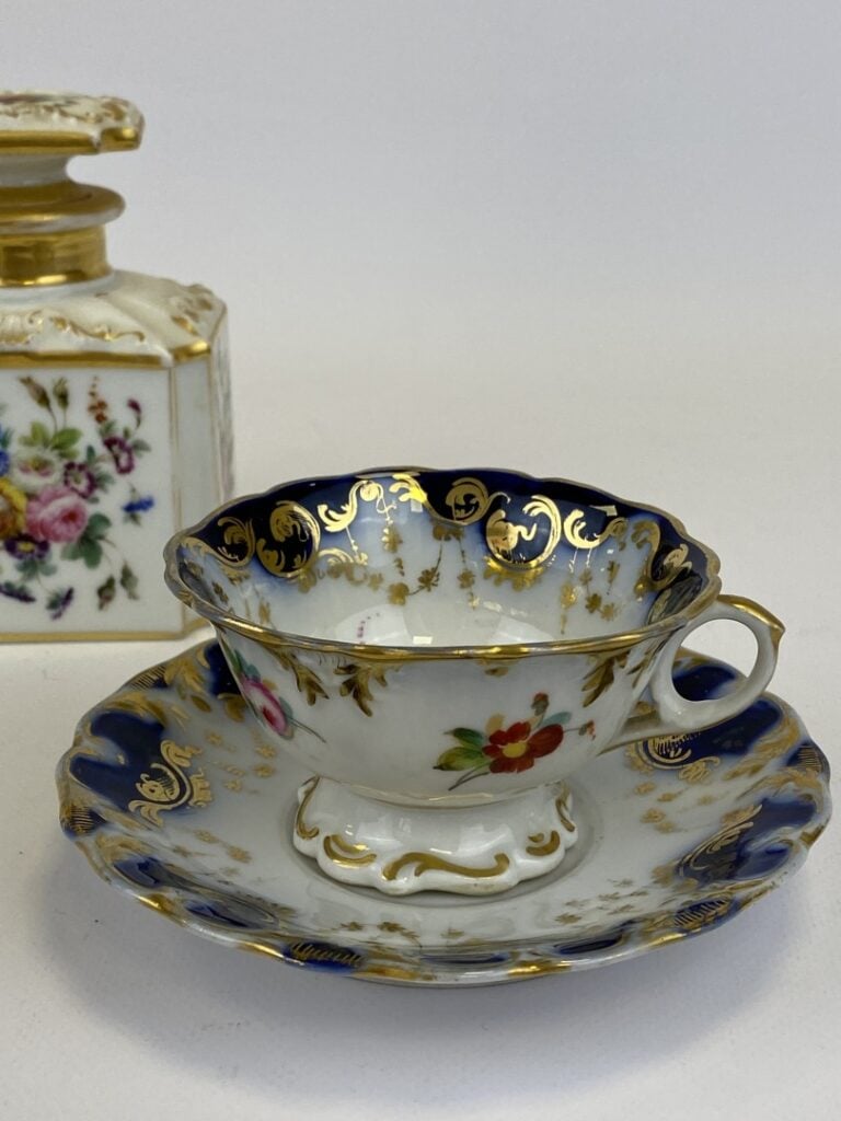 PORCELAINE DE PARIS ET COALPORT - Ensemble de deux tasses à thé en porcelaine d…