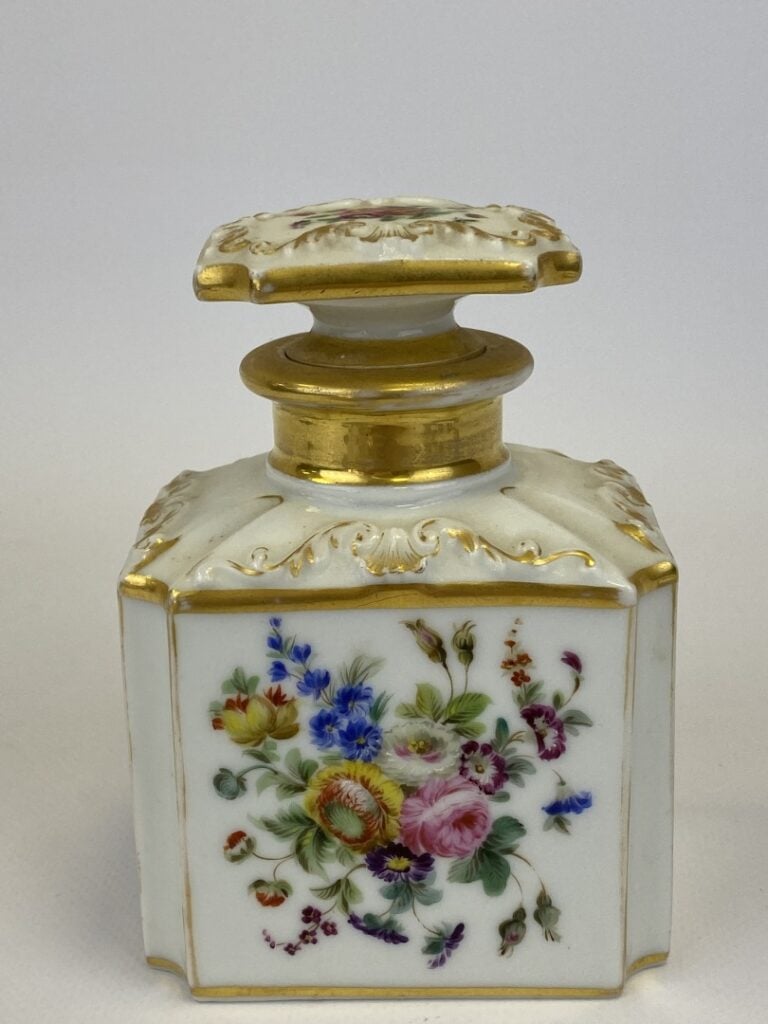 PORCELAINE DE PARIS ET COALPORT - Ensemble de deux tasses à thé en porcelaine d…