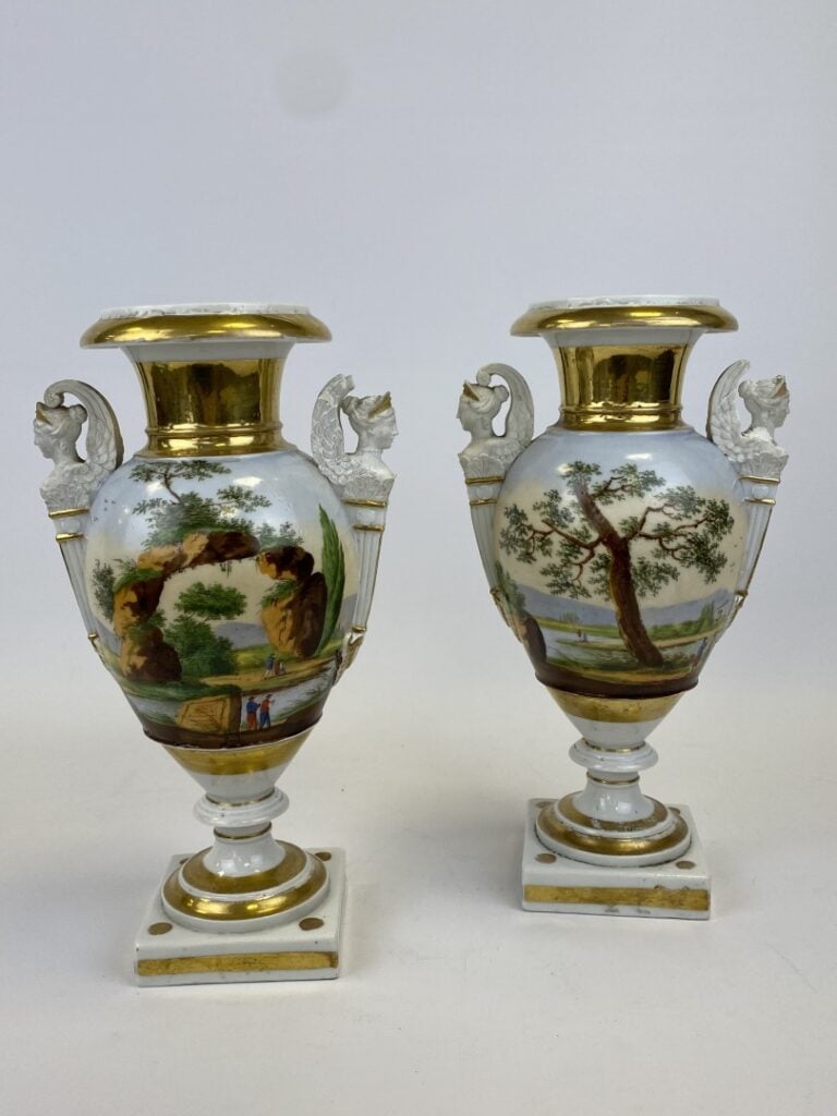 PORCELAINE DE PARIS. - Paire de grands vases en porcelaine de Paris de forme Mé…