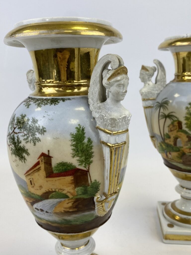 PORCELAINE DE PARIS. - Paire de grands vases en porcelaine de Paris de forme Mé…