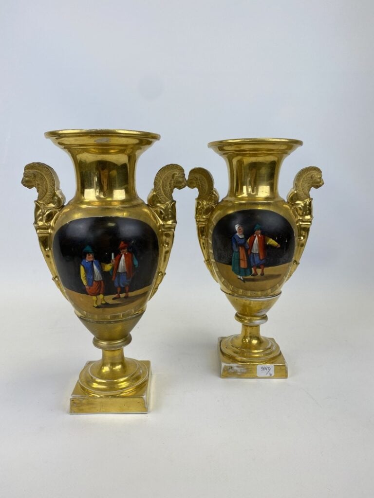 PORCELAINE DE PARIS - Paire de grands vases en porcelaine de Paris de forme Méd…