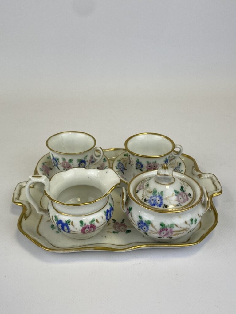 PORCELAINE DE PARIS - Tête à tête à décor de fleurettes dans le goût de SEVRES…