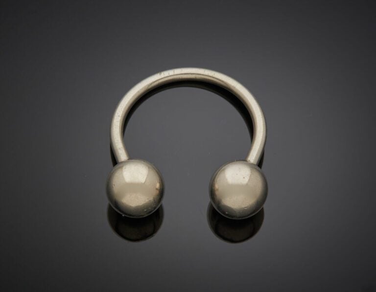 PORTE CLEF en métal terminé par deux boules dont une dévissable. - Diam. : 4 cm…