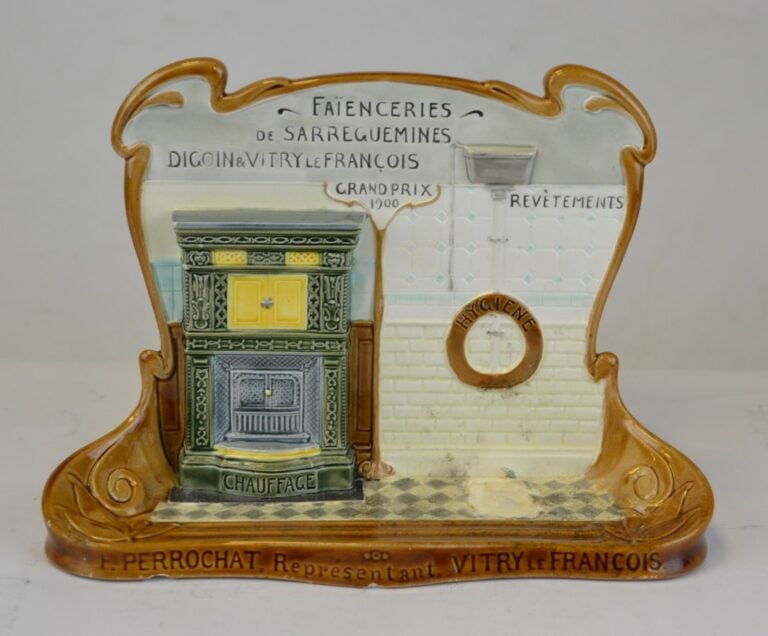 Porte-lettres publicitaire en barbotine polychrome, promouvant les faïenceries…