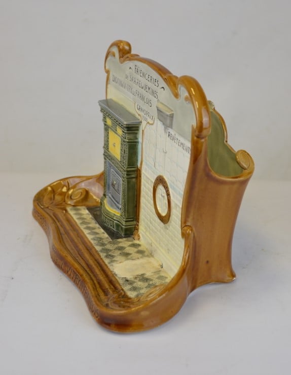 Porte-lettres publicitaire en barbotine polychrome, promouvant les faïenceries…