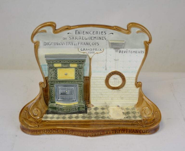 Porte-lettres publicitaire en barbotine polychrome, promouvant les faïenceries…