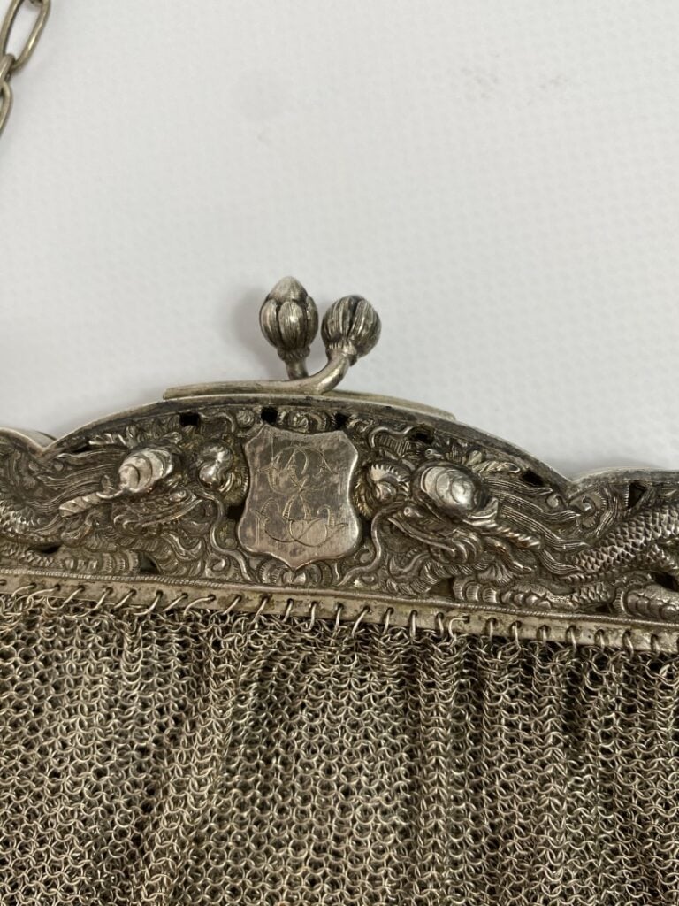 PORTE MONNAIE EN ARGENT AUX DRAGONS - Chine ou Vietnam - Il est décoré de drago…