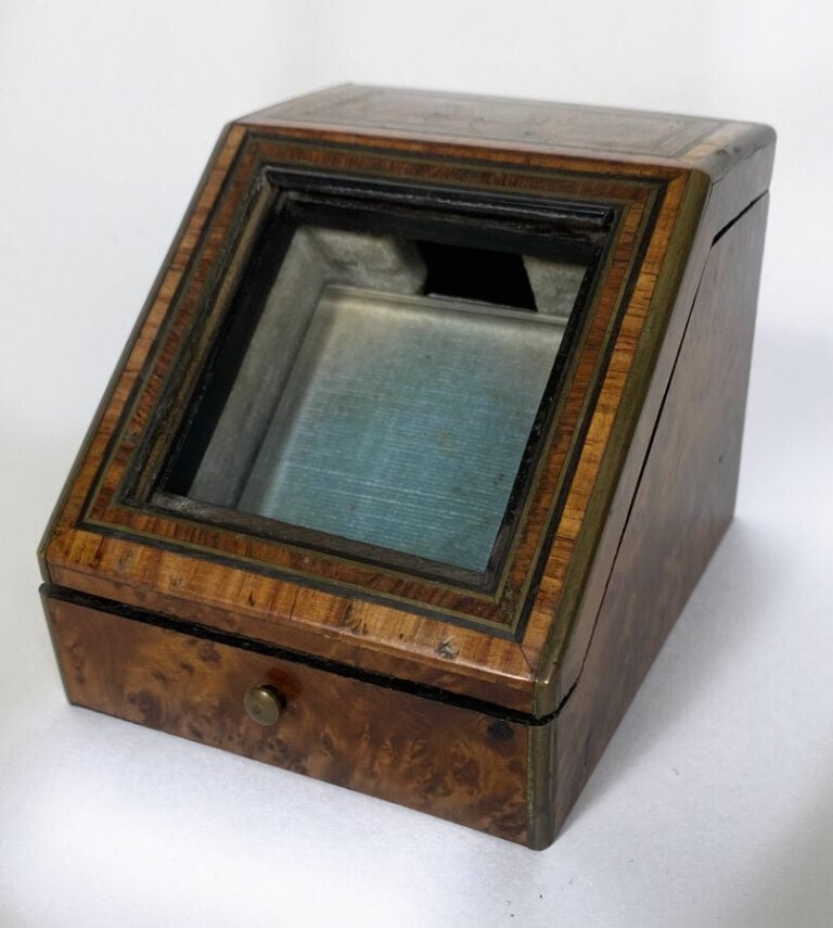 Porte-montre en placage de loupe, verre détaché (7 x 9 x7.5 cm)