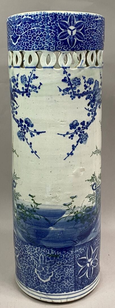 Porte-parapluie en céramique de forme cylindrique à motif de frises ajourées et…