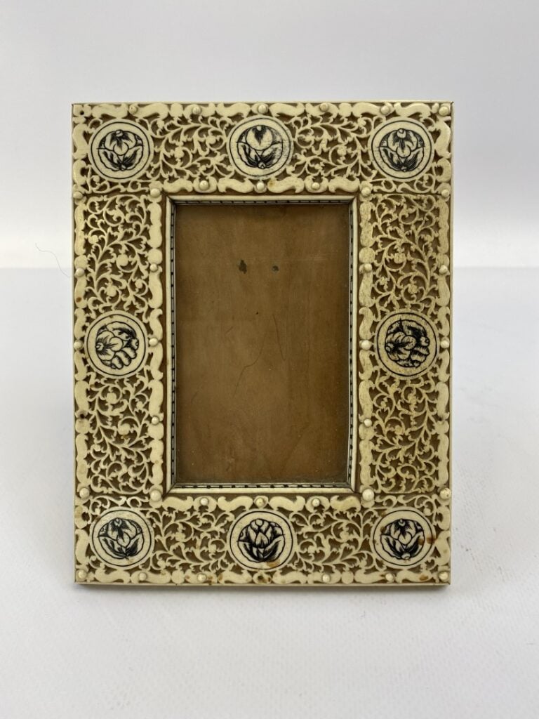 PORTE-PHOTO EN OS AJOURE - marché islamique - Ajouré de rinceaux et de médaillo…