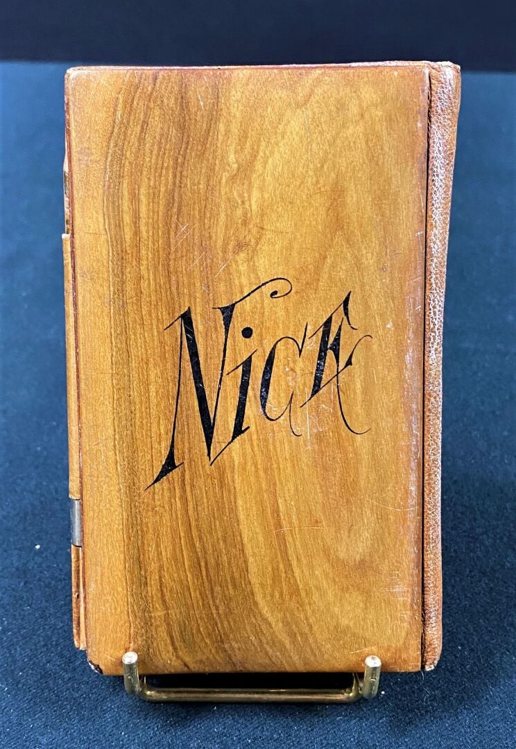 Portefeuille en marqueterie niçoise de bois d'olivier à décor d'hirondelles, in…