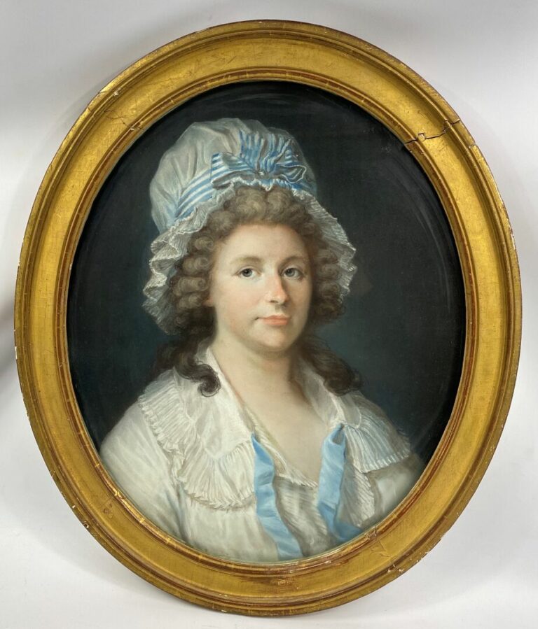 Portrait de femme au bonnet et ruban bleu - Pastel ovale - 54 x 42 cm