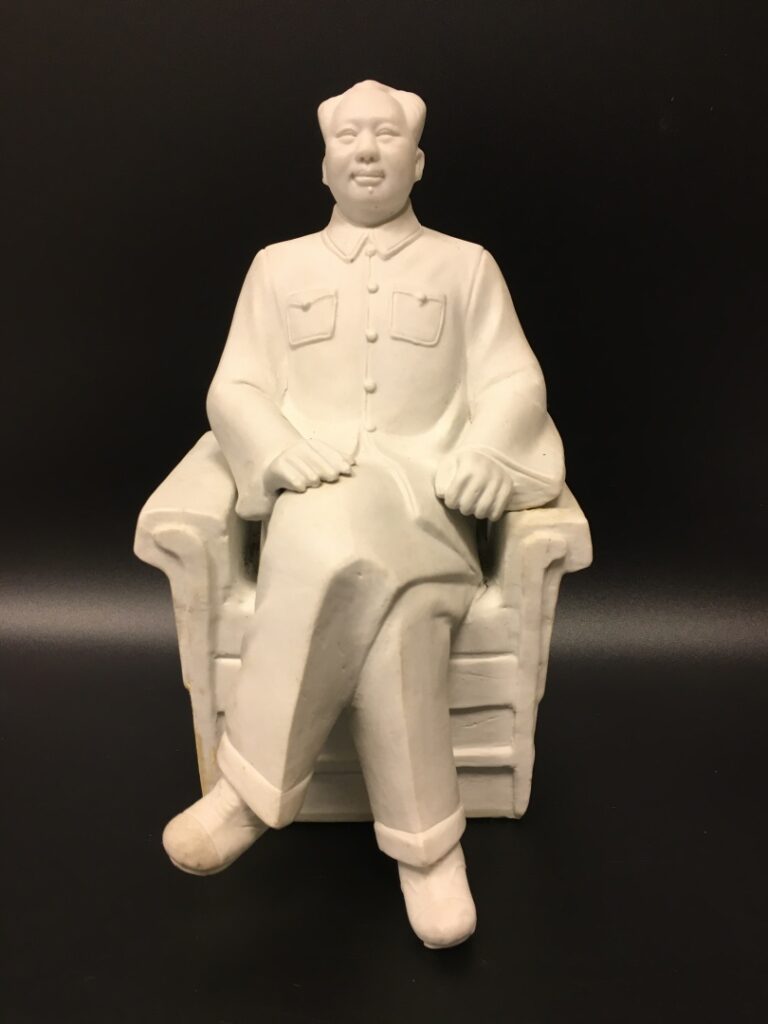 Portrait de Mao Zhedong assis en biscuit (restauration à la base). - Hauteur: 2…