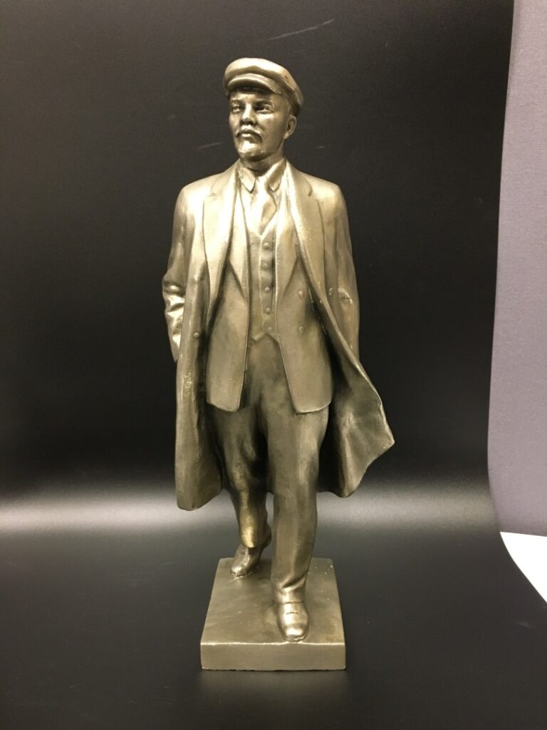 Portrait en pied de Lénine en régule argenté. - Hauteur: 36 cm.
