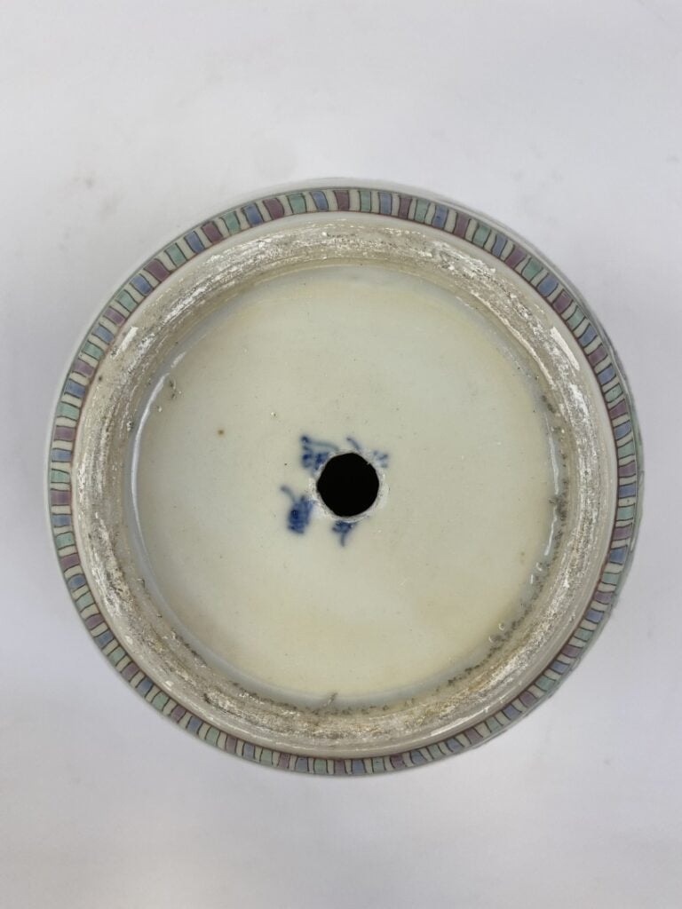 POT A GINGEMBRE EN PORCELAINE DANS LE GOUT DE LA FAMILLE ROSE - Chine - A décor…