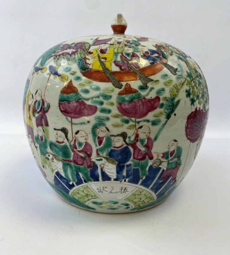POT A GINGEMBRE EN PORCELAINE DANS LE SYLE DE LA FAMILLE ROSE - Chine - A décor…