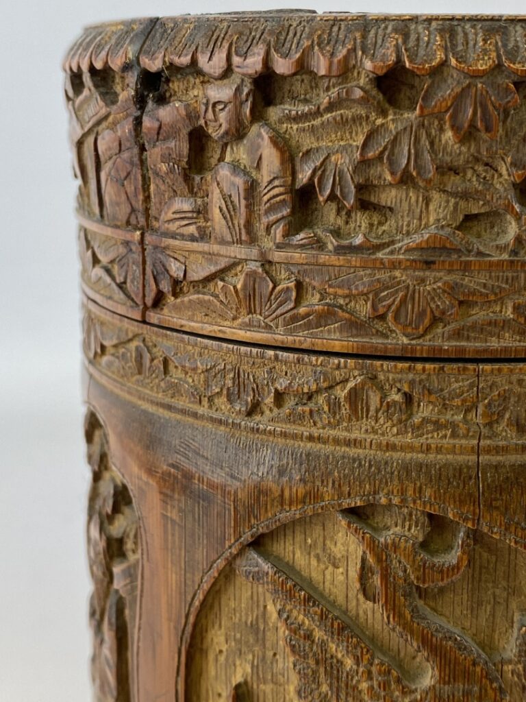 Pot à pinceaux bitong en bois sculpté - chine - A décor sculpté en bas-relief d…