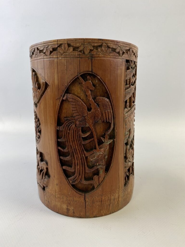 POT A PINCEAUX EN BAMBOU SCULPTE, BITONG - Chine, Vers 1900 - Il est sculpté, n…