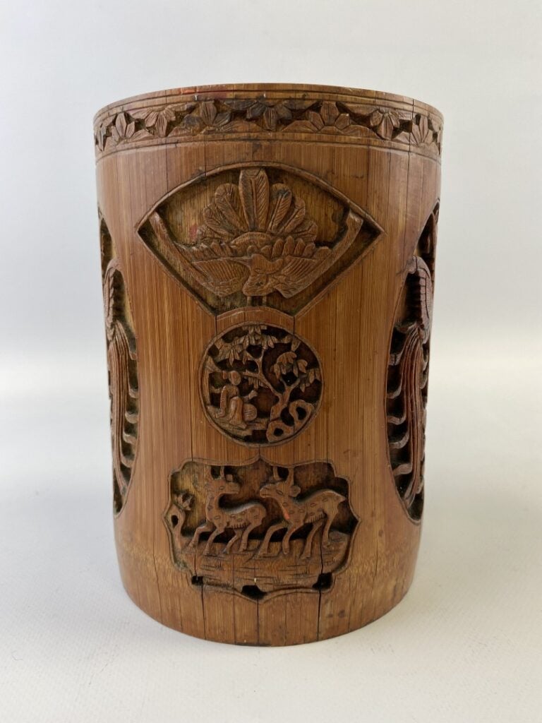 POT A PINCEAUX EN BAMBOU SCULPTE, BITONG - Chine, Vers 1900 - Il est sculpté, n…