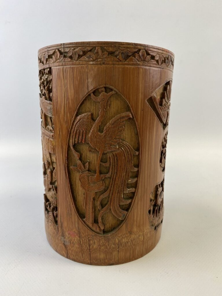 POT A PINCEAUX EN BAMBOU SCULPTE, BITONG - Chine, Vers 1900 - Il est sculpté, n…