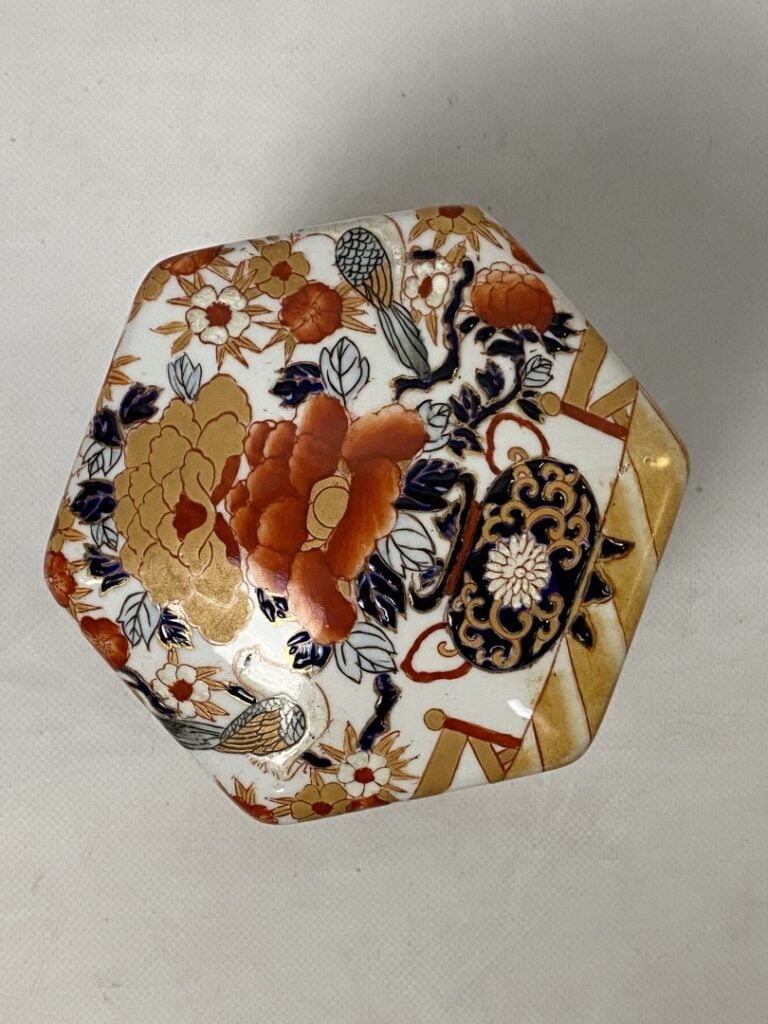 Pot couvert de forme hexagonale en faïence polychrome à décor dans le goût imar…