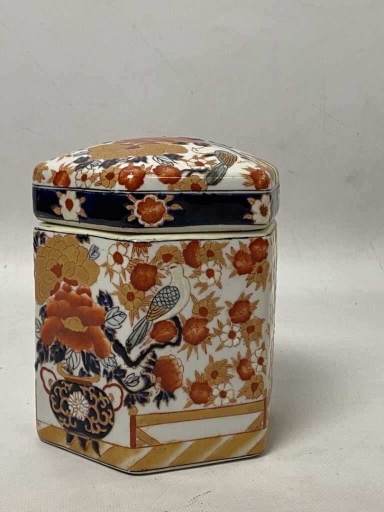 Pot couvert de forme hexagonale en faïence polychrome à décor dans le goût imar…