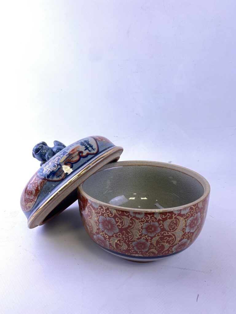 Pot couvert en céramique émaillée, IMARI - Japon, - Dans les tons rouge et bleu…