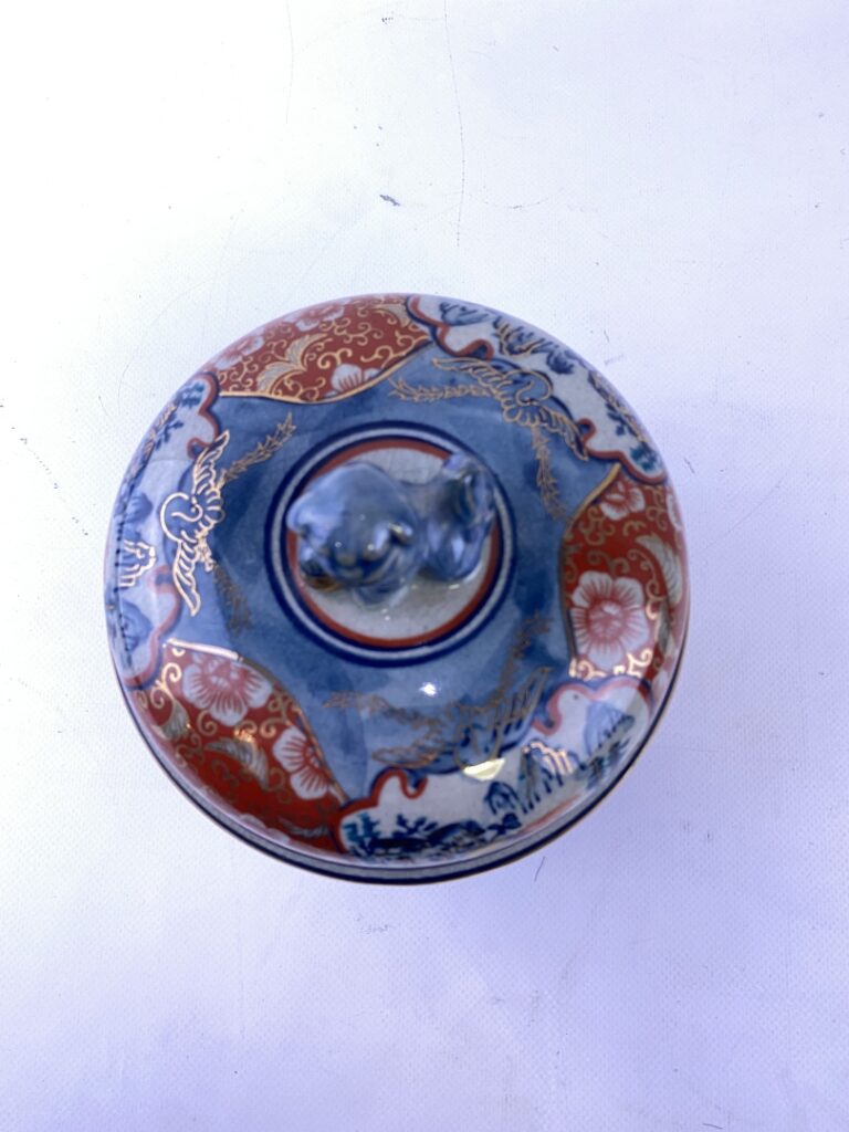 Pot couvert en céramique émaillée, IMARI - Japon, - Dans les tons rouge et bleu…