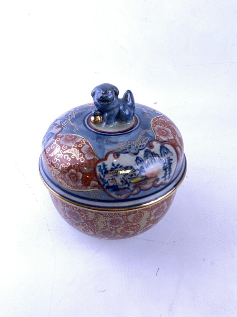Pot couvert en céramique émaillée, IMARI - Japon, - Dans les tons rouge et bleu…