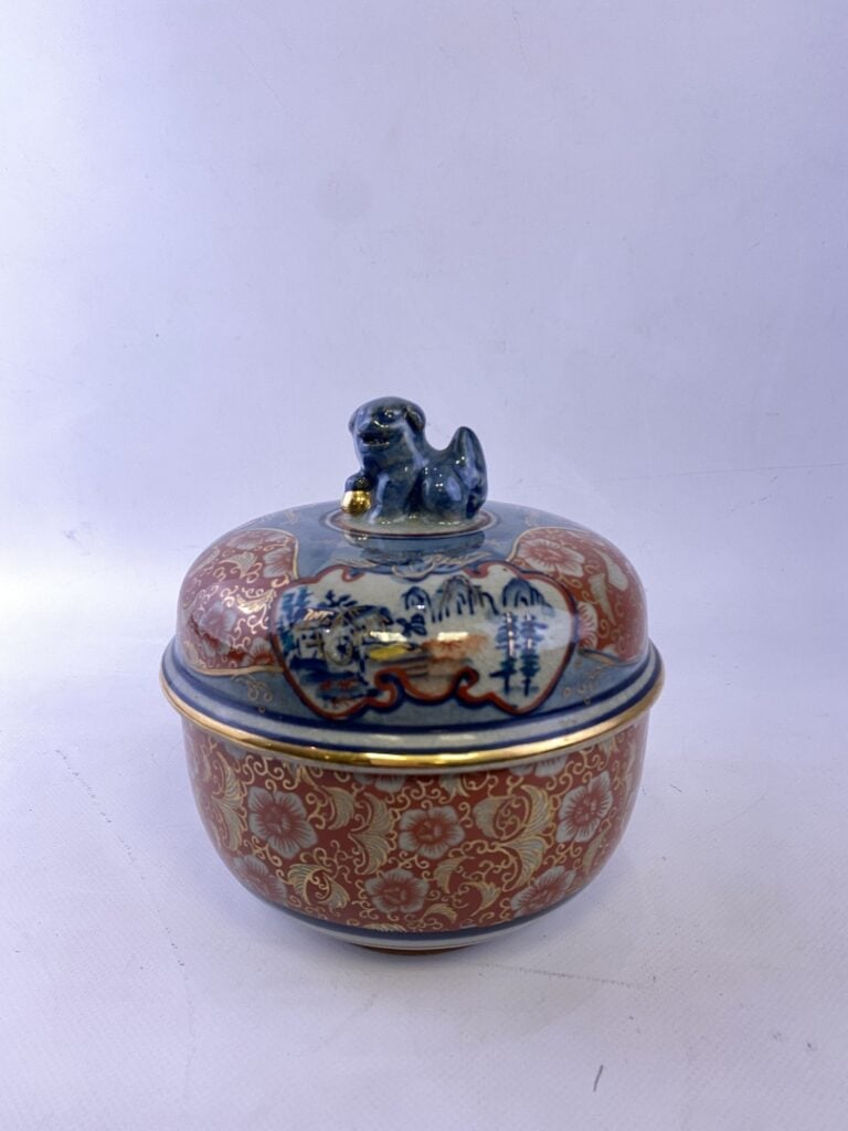 Pot couvert en céramique émaillée, IMARI - Japon, - Dans les tons rouge et bleu…
