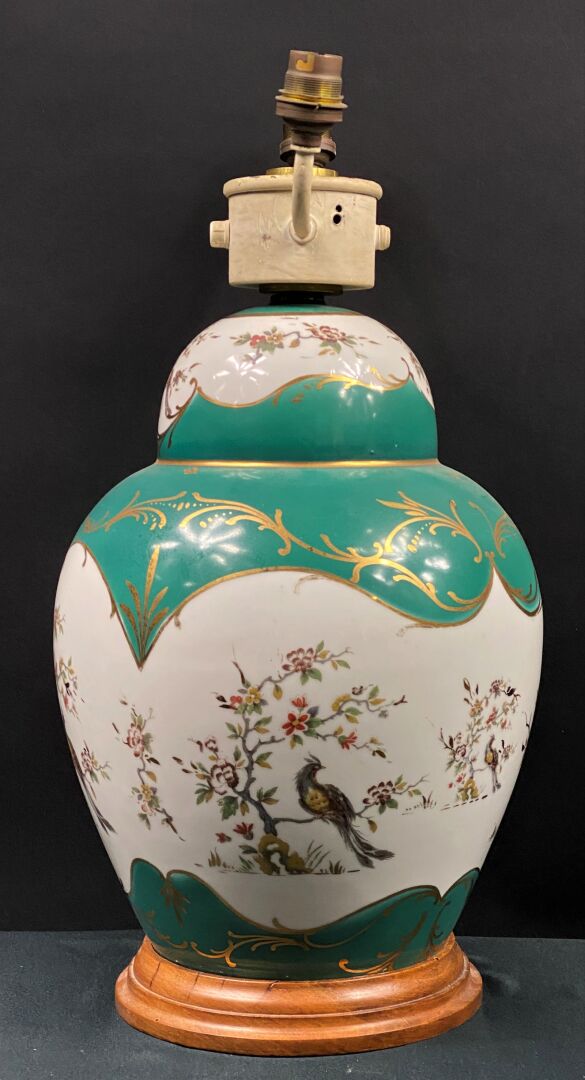Pot couvert en céramique polychrome à décor d'oiseaux branchés et motifs florau…