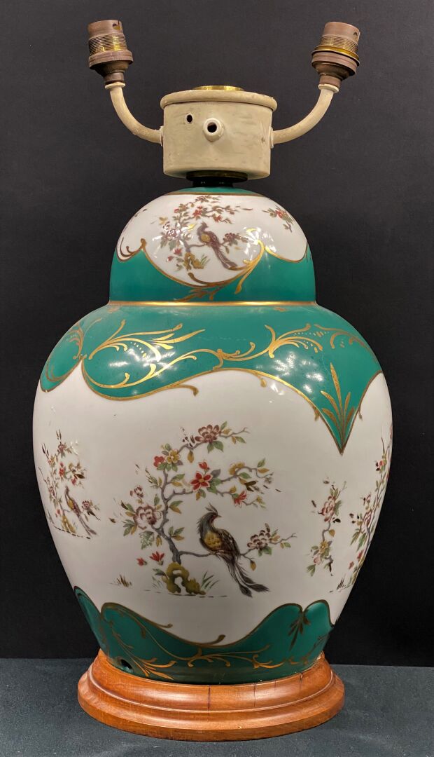 Pot couvert en céramique polychrome à décor d'oiseaux branchés et motifs florau…
