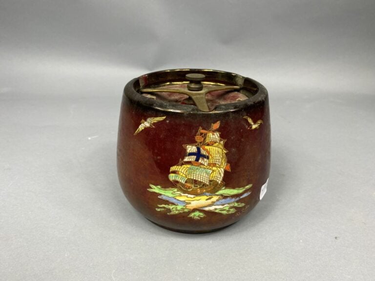 Pot couvert en faïence anglaise à décor polychrome de trois mâts