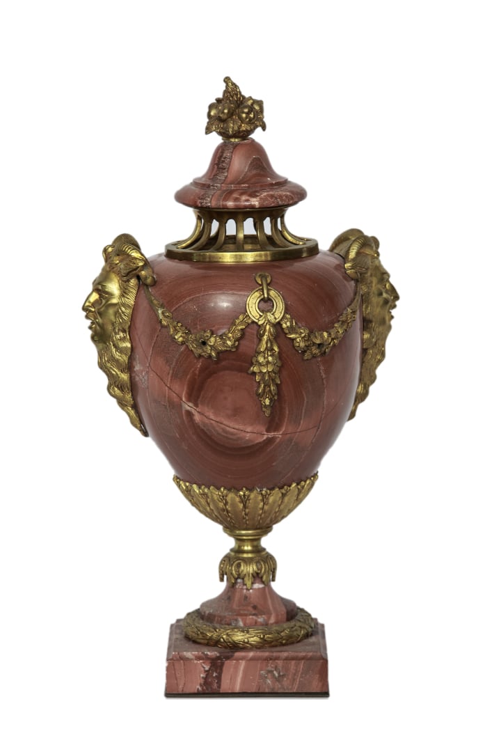 Pot couvert en forme d'urne funéraire en marbre rouge (restauration) et monture…