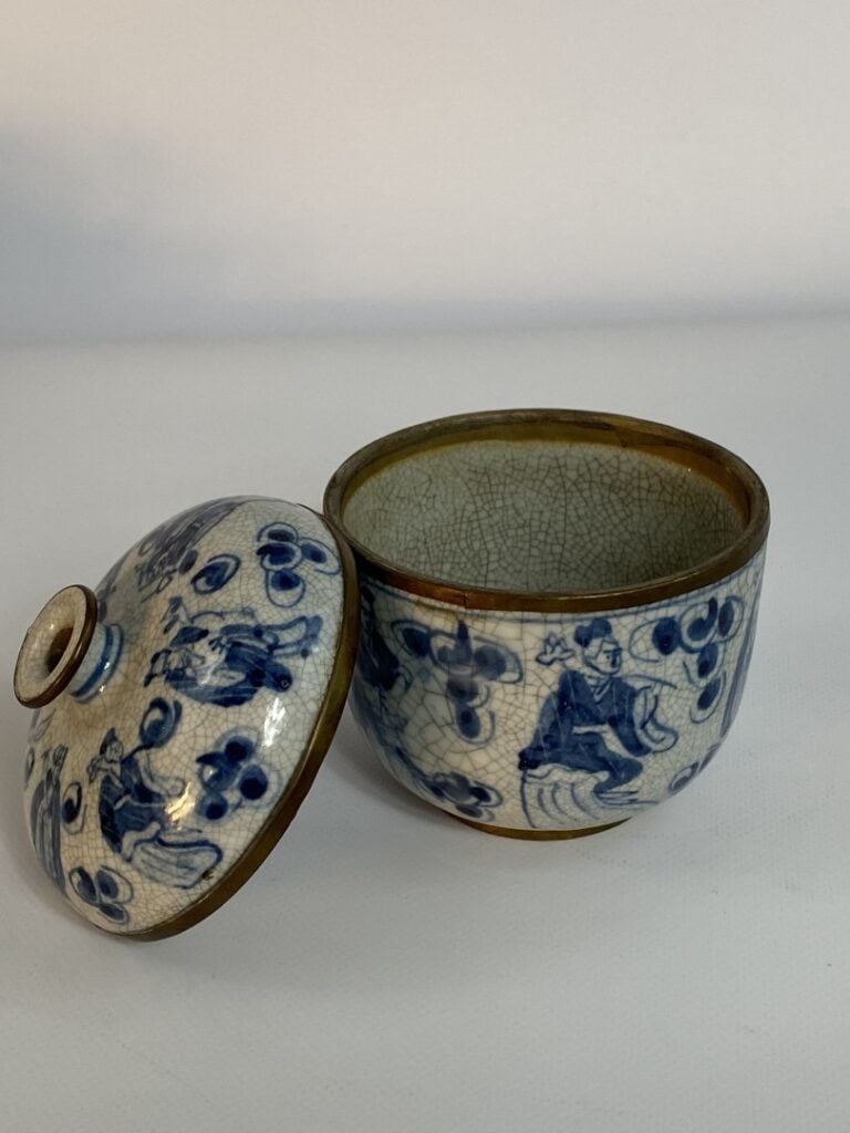 POT COUVERT EN PORCELAINE CRAQUELEE BLEU BLANC - Chine ou Vietnam - Différents…