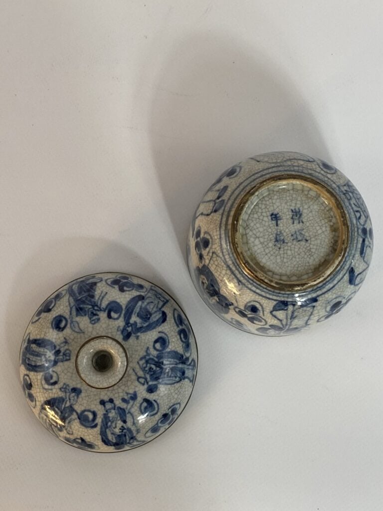 POT COUVERT EN PORCELAINE CRAQUELEE BLEU BLANC - Chine ou Vietnam - Différents…
