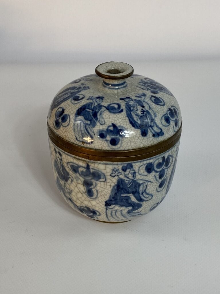 POT COUVERT EN PORCELAINE CRAQUELEE BLEU BLANC - Chine ou Vietnam - Différents…