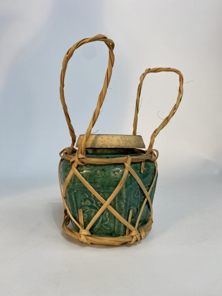 POT COUVERT EN TERRE CUITE EMAILLE VERT - Chine ou Vietnam - Au décor de bambou…
