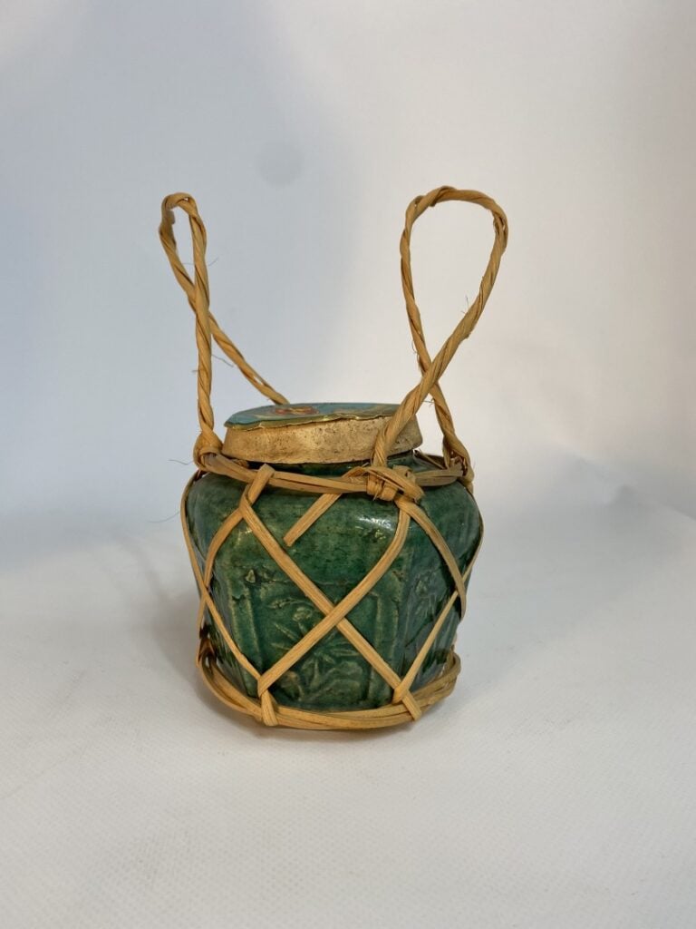 POT COUVERT EN TERRE CUITE EMAILLE VERT - Chine ou Vietnam - Au décor de bambou…