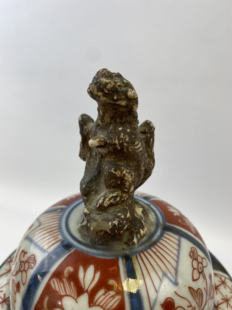 POT COUVERT, IMARI - Japon - A décor d'oiseaux et de volutes. - (éclats et manq…